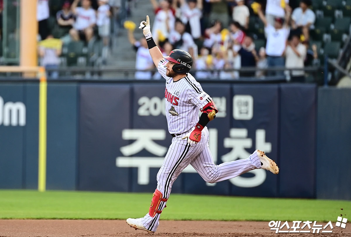 키움은 29일 서울 잠실구장에서 열린 2026 신한 SOL KBO리그 정규시즌 LG와 방문 경기에서 18-11로 승리했다. 전날 패배를 설욕한 리그 최하위 키움은 후반기 한 번도 연패에 빠지지 않는 안정적인 경기력을 유지했다. 키움의 후반기 성적은 7승 1무 4패다. 반면 3위 LG는 마운드가 무너지며 안타 23개를 허용, 구단 한 경기 최다 피안타 타이기록을 세울 뻔했다. LG의 한 경기 최다 피안타는 전신인 MBC 청룡 시절인 1986년 5월 10일 잠실 삼성 라이온즈전과 1997년 대구 삼성전에서 허용한 24개다. 잠실 박지영 기자