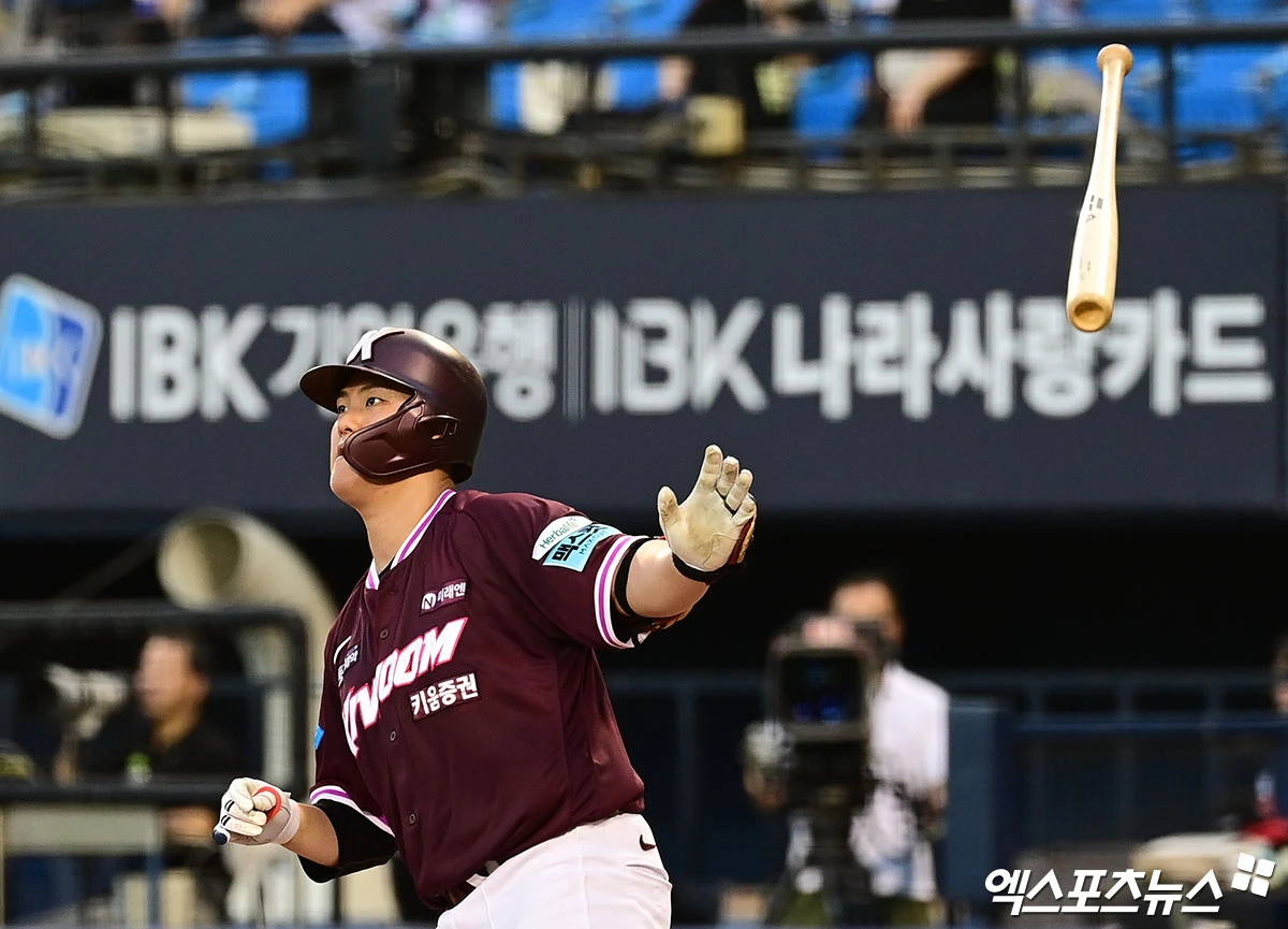 키움은 29일 서울 잠실구장에서 열린 2026 신한 SOL KBO리그 정규시즌 LG와 방문 경기에서 18-11로 승리했다. 전날 패배를 설욕한 리그 최하위 키움은 후반기 한 번도 연패에 빠지지 않는 안정적인 경기력을 유지했다. 키움의 후반기 성적은 7승 1무 4패다. 반면 3위 LG는 마운드가 무너지며 안타 23개를 허용, 구단 한 경기 최다 피안타 타이기록을 세울 뻔했다. LG의 한 경기 최다 피안타는 전신인 MBC 청룡 시절인 1986년 5월 10일 잠실 삼성 라이온즈전과 1997년 대구 삼성전에서 허용한 24개다. 잠실 박지영 기자