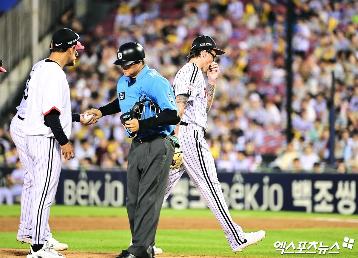키움은 29일 서울 잠실구장에서 열린 2026 신한 SOL KBO리그 정규시즌 LG와 방문 경기에서 18-11로 승리했다. 전날 패배를 설욕한 리그 최하위 키움은 후반기 한 번도 연패에 빠지지 않는 안정적인 경기력을 유지했다. 키움의 후반기 성적은 7승 1무 4패다. 반면 3위 LG는 마운드가 무너지며 안타 23개를 허용, 구단 한 경기 최다 피안타 타이기록을 세울 뻔했다. LG의 한 경기 최다 피안타는 전신인 MBC 청룡 시절인 1986년 5월 10일 잠실 삼성 라이온즈전과 1997년 대구 삼성전에서 허용한 24개다. 잠실 박지영 기자