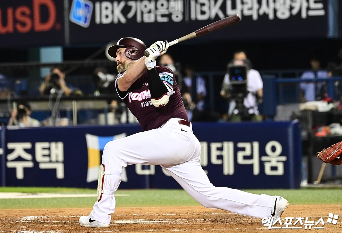 키움은 29일 서울 잠실구장에서 열린 2026 신한 SOL KBO리그 정규시즌 LG와 방문 경기에서 18-11로 승리했다. 전날 패배를 설욕한 리그 최하위 키움은 후반기 한 번도 연패에 빠지지 않는 안정적인 경기력을 유지했다. 키움의 후반기 성적은 7승 1무 4패다. 반면 3위 LG는 마운드가 무너지며 안타 23개를 허용, 구단 한 경기 최다 피안타 타이기록을 세울 뻔했다. LG의 한 경기 최다 피안타는 전신인 MBC 청룡 시절인 1986년 5월 10일 잠실 삼성 라이온즈전과 1997년 대구 삼성전에서 허용한 24개다. 잠실 박지영 기자