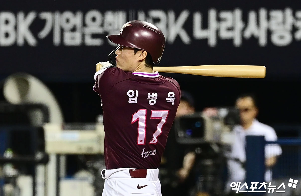 키움은 29일 서울 잠실구장에서 열린 2026 신한 SOL KBO리그 정규시즌 LG와 방문 경기에서 18-11로 승리했다. 전날 패배를 설욕한 리그 최하위 키움은 후반기 한 번도 연패에 빠지지 않는 안정적인 경기력을 유지했다. 키움의 후반기 성적은 7승 1무 4패다. 반면 3위 LG는 마운드가 무너지며 안타 23개를 허용, 구단 한 경기 최다 피안타 타이기록을 세울 뻔했다. LG의 한 경기 최다 피안타는 전신인 MBC 청룡 시절인 1986년 5월 10일 잠실 삼성 라이온즈전과 1997년 대구 삼성전에서 허용한 24개다. 잠실 박지영 기자