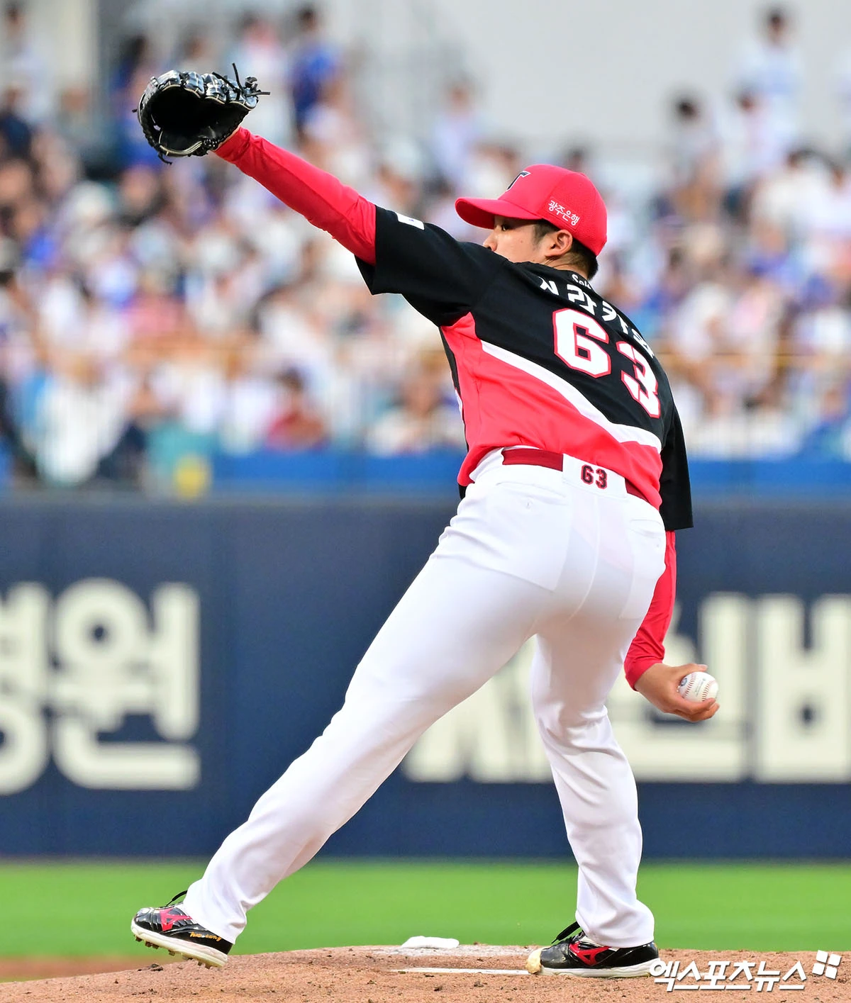 29일 오후 대구삼성라이온즈파크에서 열린 '2026 신한 SOL Bank KBO리그' KIA 타이거즈와 삼성 라이온즈의 경기, 1회말 KIA 선발투수 시라카와가 공을 힘차게 던지고 있다. 대구, 김한준 기자
