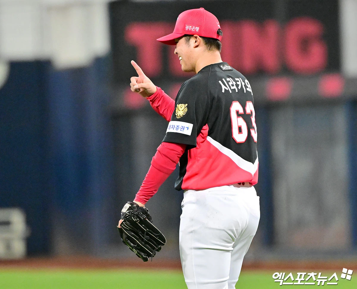 29일 오후 대구삼성라이온즈파크에서 열린 '2026 신한 SOL Bank KBO리그' KIA 타이거즈와 삼성 라이온즈의 경기, 4회말 KIA 시라카와가 하주석의 수비에 감탄하고 있다. 대구, 김한준 기자