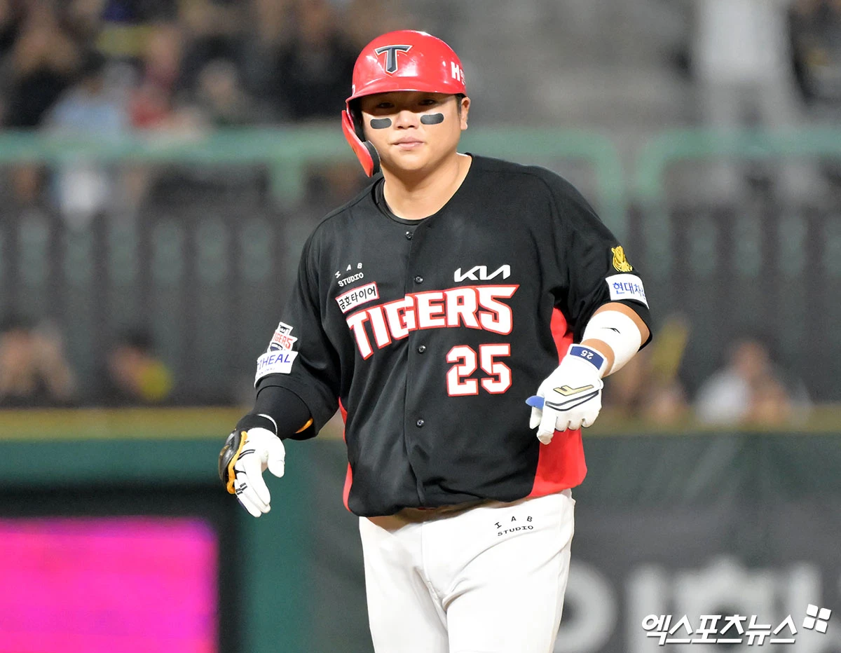 18일 오후 인천SSG랜더스필드에서 열린 '2026 신한 SOL Bank KBO리그' KIA 타이거즈와 SSG 랜더스의 경기, 8회초 1사 만루 KIA 한준수가 2타점 2루타를 날리고 있다. 엑스포츠뉴스 DB