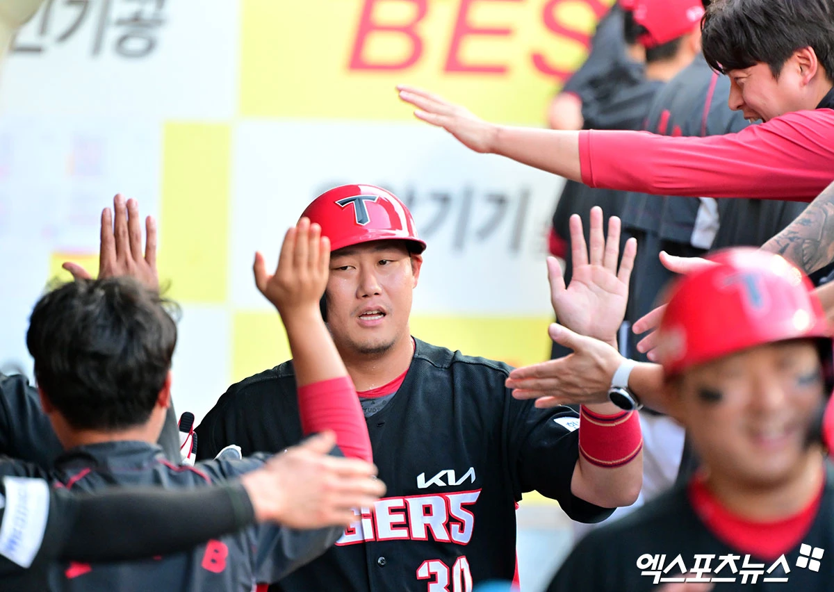 29일 오후 대구삼성라이온즈파크에서 열린 '2026 신한 SOL Bank KBO리그' KIA 타이거즈와 삼성 라이온즈의 경기, 1회초 2사 만루 KIA 하주석이 박재현의 2타점 적시타때 득점에 성공한 뒤 하이파이브를 하고 있다. 대구, 김한준 기자