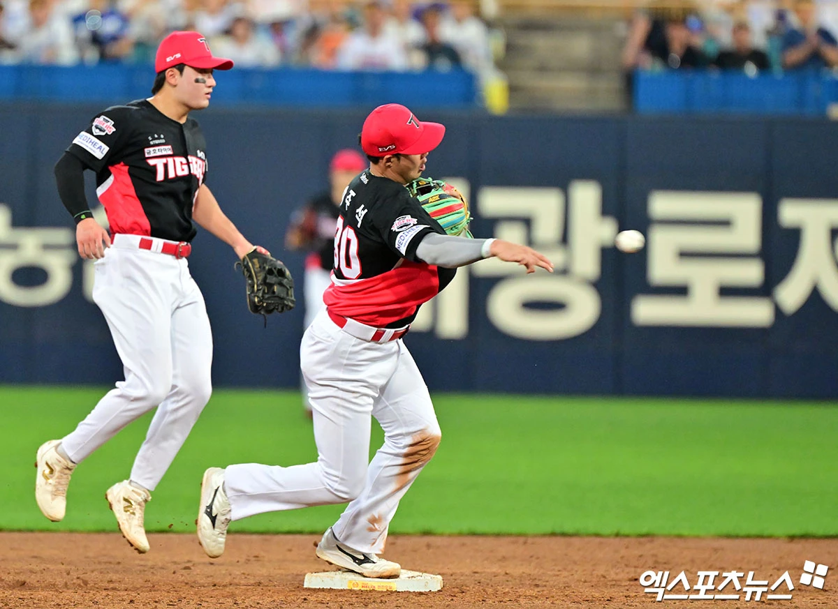 29일 오후 대구삼성라이온즈파크에서 열린 '2026 신한 SOL Bank KBO리그' KIA 타이거즈와 삼성 라이온즈의 경기, 3회말 무사 1루 KIA 하주석이 삼성 김성윤의 타구를 잡아 김지찬을 포스아웃 시킨 후 1루로 송구하고 있다. 대구, 김한준 기자