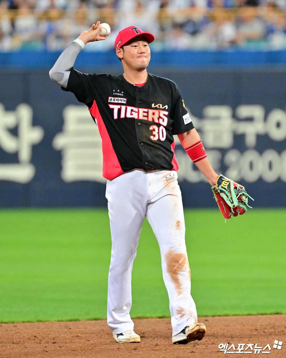 29일 오후 대구삼성라이온즈파크에서 열린 '2026 신한 SOL Bank KBO리그' KIA 타이거즈와 삼성 라이온즈의 경기, 4회말 KIA 하주석이 삼성 최형우의 타구를 처리하고 있다. 대구, 김한준 기자