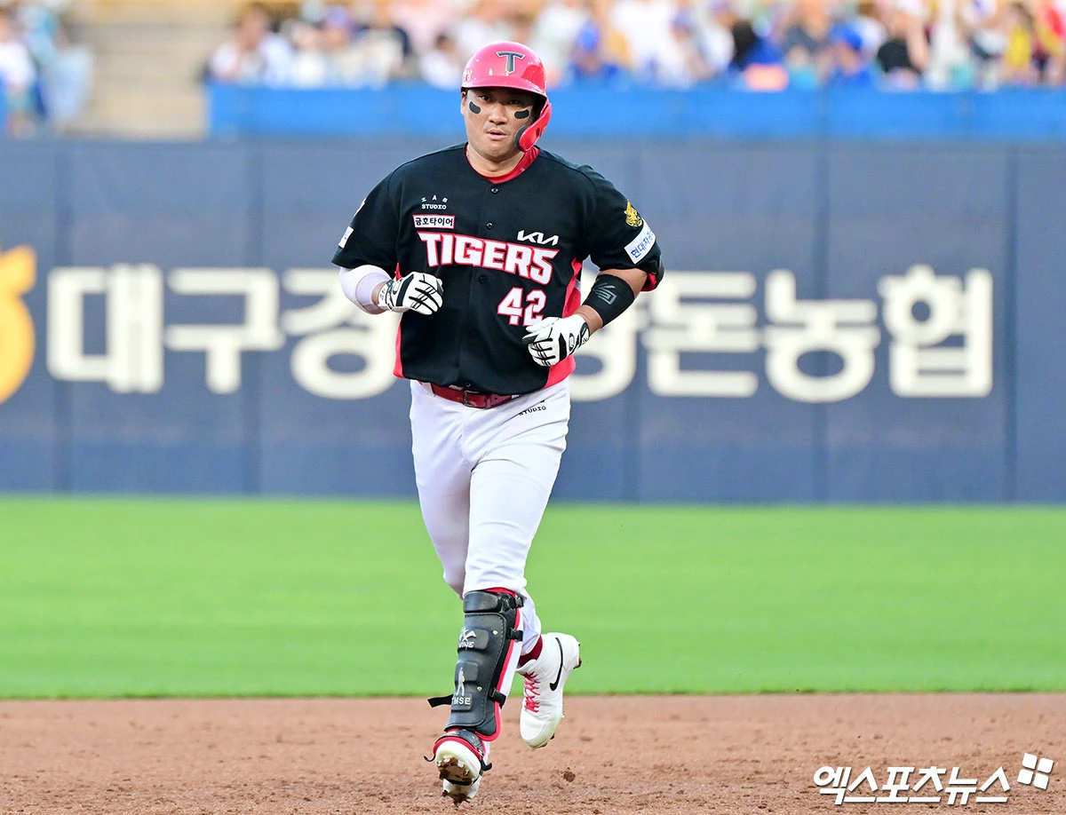 30일 오후 대구삼성라이온즈파크에서 열린 '2026 신한 SOL Bank KBO리그' KIA 타이거즈와 삼성 라이온즈의 경기, 2회초 무사 2,3루 KIA 김태군이 스리런 홈런을 날리고 있다. 대구, 김한준 기자