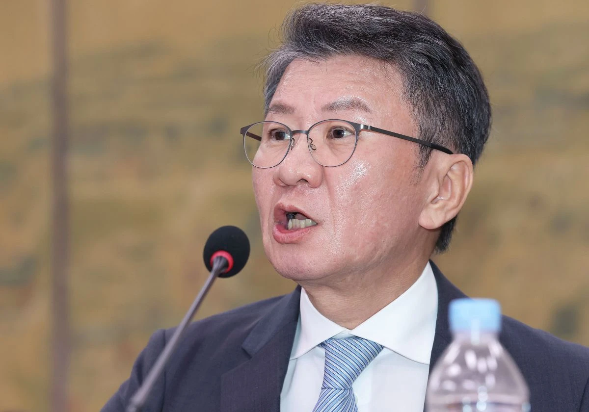 국회 문화체육관광위원회는 30일 서울 여의도 국회에서 대한축구협회 현안 청문회를 열고 정몽규 전 대한축구협회장과 홍명보 전 축구대표팀 감독 등을 상대로 2026 국제축구연맹(FIFA) 북중미 월드컵 조별리그 탈락과 협회 운영 전반에 대해 질의했다. 이날 정 전 회장이 윤용근 국민의힘 의원과 주고받은 문자메시지가 취재진 카메라에 포착돼 논란이 된 가운데 문자에 등장한 정 선배가 고려대학교 동문 정진석 전 대통령비서실장인지에 대한 의혹이 불거졌다. 이에 정 전 회장은 답변을 거부했다. 연합뉴스