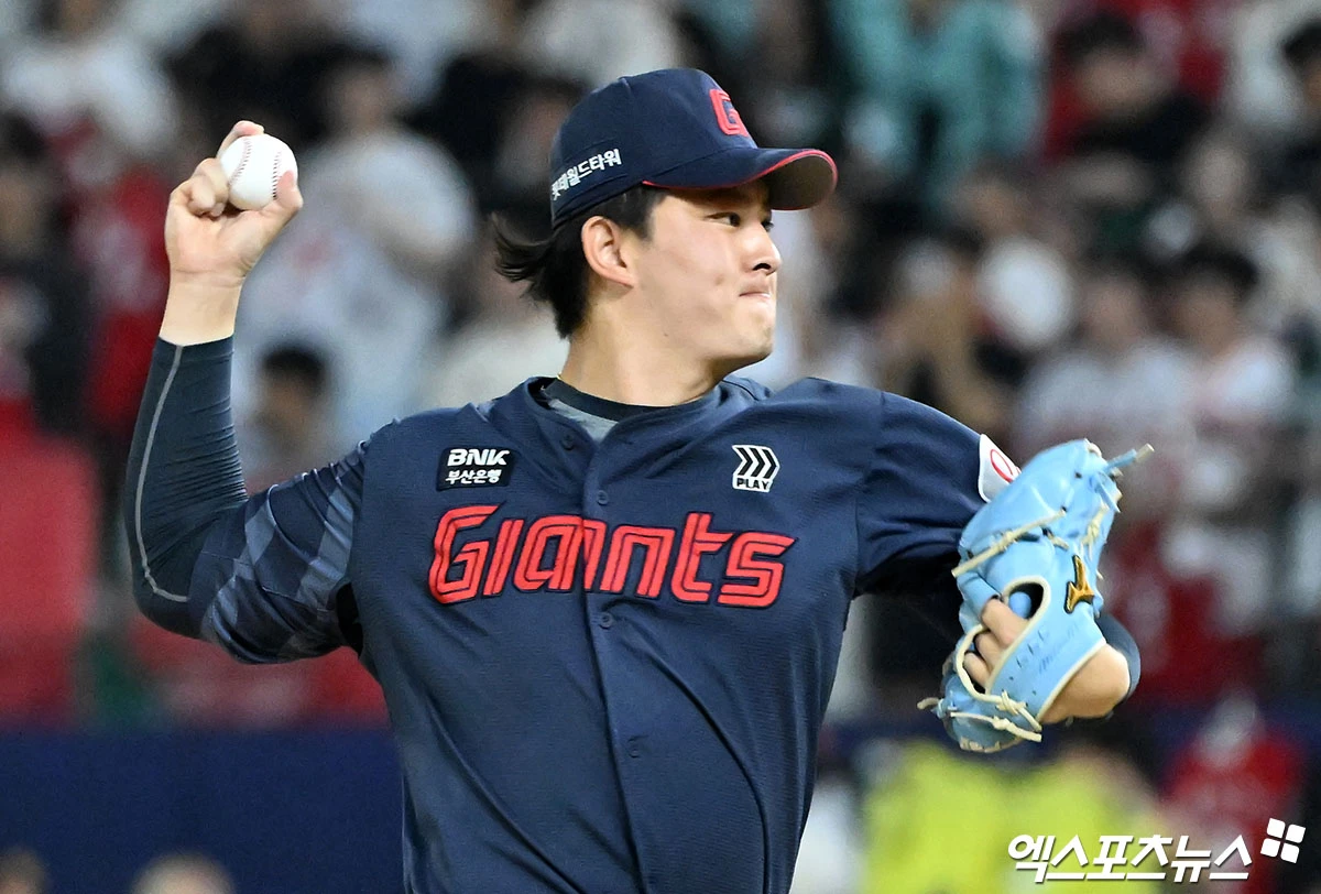 한화 이글스는 30일 대전 한화생명볼파크에서 열린 2026 신한 SOL뱅크 KBO리그 롯데 자이언츠와의 맞대결에서 3-2로 승리했다. 이날 9회말 이도윤의 극적인 끝내기 2루타로 역전승을 거두면서 주중 위닝시리즈를 가져갔다. 한화는 9회말 노시환의 좌전 안타와 채은성의 볼넷, 그리고 박정현의 희생번트로 1사 2, 3루 끝내기 기회를 맞이했고, 롯데 벤치가 대타 장규현을 자동 고의4구로 내보낸 가운데 이도윤이 우익수 뒤로 넘어가는 끝내기 2루타로 경기를 마무리했다. 2연승을 내달린 한화는 시즌 46승3무46패로 승률 5할 회복과 함께 리그 6위를 유지했다. 엑스포츠뉴스DB