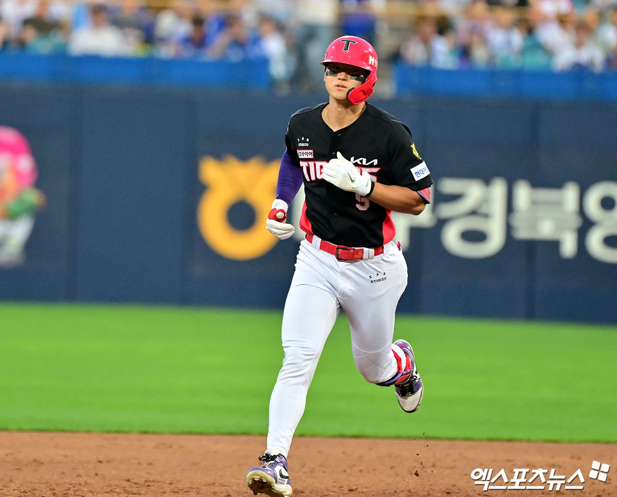 30일 오후 대구삼성라이온즈파크에서 열린 '2026 신한 SOL Bank KBO리그' KIA 타이거즈와 삼성 라이온즈의 경기, 3회초 KIA 김도영이 솔로 홈런을 날린 후 그라운드를 돌고 있다. 대구, 김한준 기자