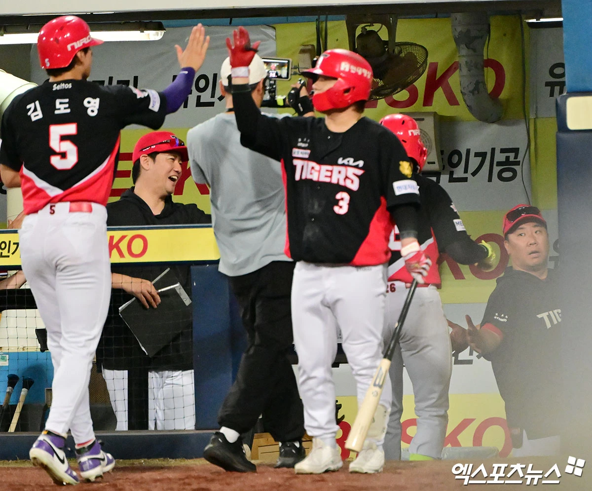 30일 오후 대구삼성라이온즈파크에서 열린 '2026 신한 SOL Bank KBO리그' KIA 타이거즈와 삼성 라이온즈의 경기, 7회초 2사 2루 KIA 카스트로가 투런 홈런을 날린 후 이범호 감독과 하이파이브를 하고 있다. 대구, 김한준 기자