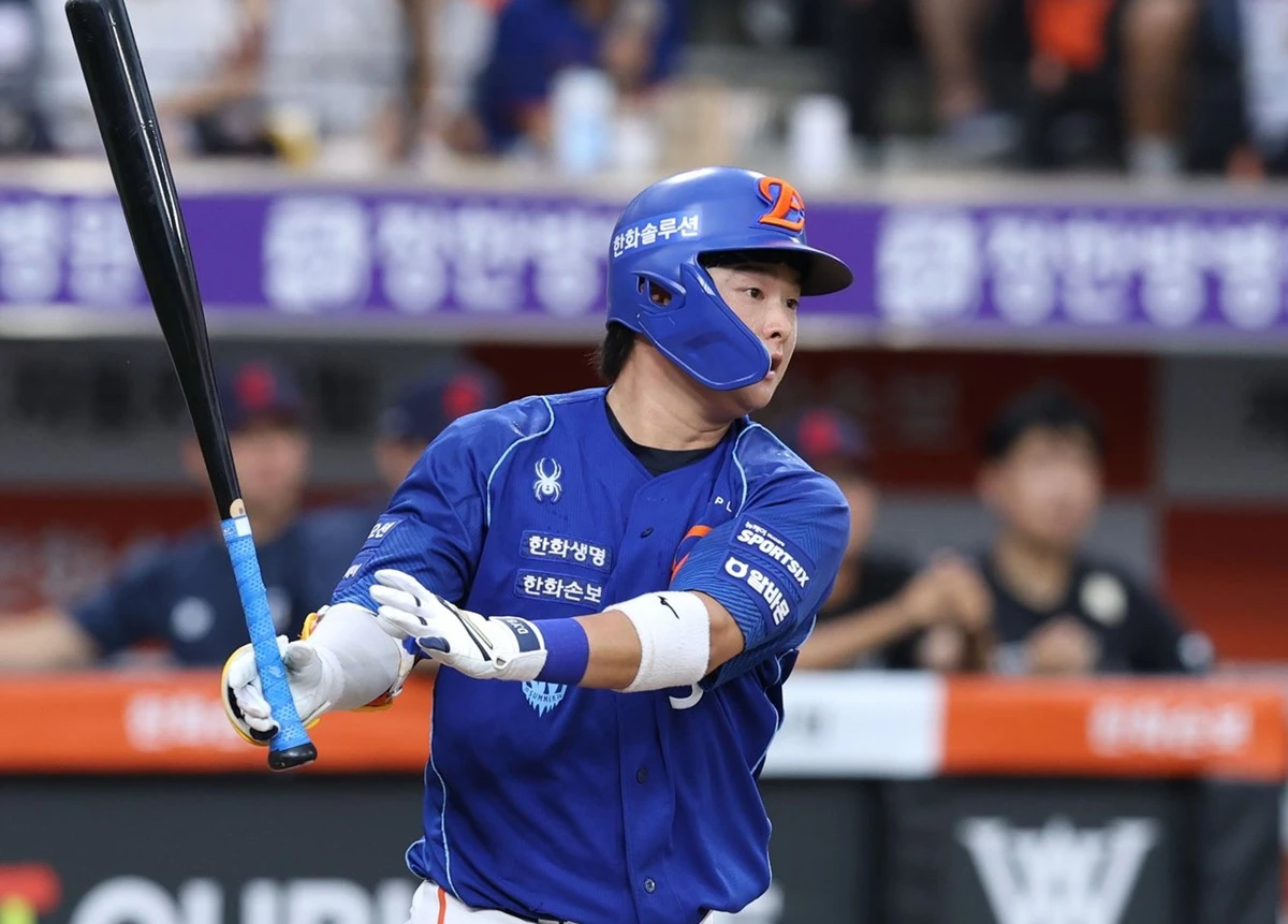 한화 이글스는 30일 대전 한화생명볼파크에서 열린 2026 신한 SOL뱅크 KBO리그 롯데 자이언츠와의 맞대결에서 3-2로 승리했다. 이날 9회말 이도윤의 극적인 끝내기 2루타로 역전승을 거두면서 주중 위닝시리즈를 가져갔다. 한화는 9회말 노시환의 좌전 안타와 채은성의 볼넷, 그리고 박정현의 희생번트로 1사 2, 3루 끝내기 기회를 맞이했고, 롯데 벤치가 대타 장규현을 자동 고의4구로 내보낸 가운데 이도윤이 우익수 뒤로 넘어가는 끝내기 2루타로 경기를 마무리했다. 2연승을 내달린 한화는 시즌 46승3무46패로 승률 5할 회복과 함께 리그 6위를 유지했다. 한화 이글스