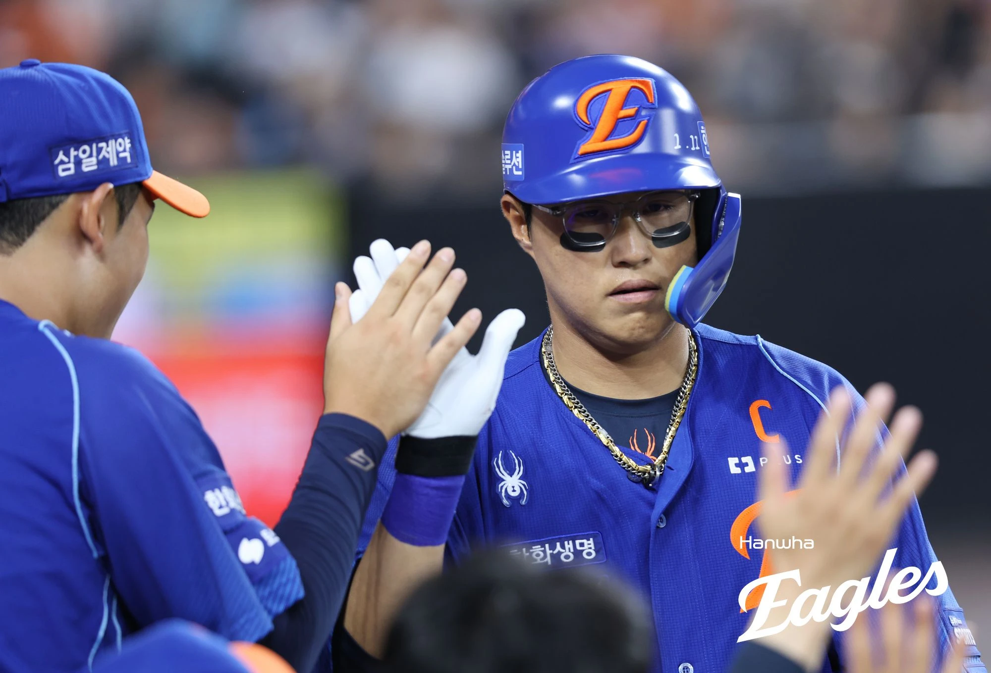 한화 이글스는 30일 대전 한화생명볼파크에서 열린 2026 신한 SOL뱅크 KBO리그 롯데 자이언츠와의 맞대결에서 3-2로 승리했다. 이날 9회말 이도윤의 극적인 끝내기 2루타로 역전승을 거두면서 주중 위닝시리즈를 가져갔다. 한화는 9회말 노시환의 좌전 안타와 채은성의 볼넷, 그리고 박정현의 희생번트로 1사 2, 3루 끝내기 기회를 맞이했고, 롯데 벤치가 대타 장규현을 자동 고의4구로 내보낸 가운데 이도윤이 우익수 뒤로 넘어가는 끝내기 2루타로 경기를 마무리했다. 2연승을 내달린 한화는 시즌 46승3무46패로 승률 5할 회복과 함께 리그 6위를 유지했다. 한화 이글스