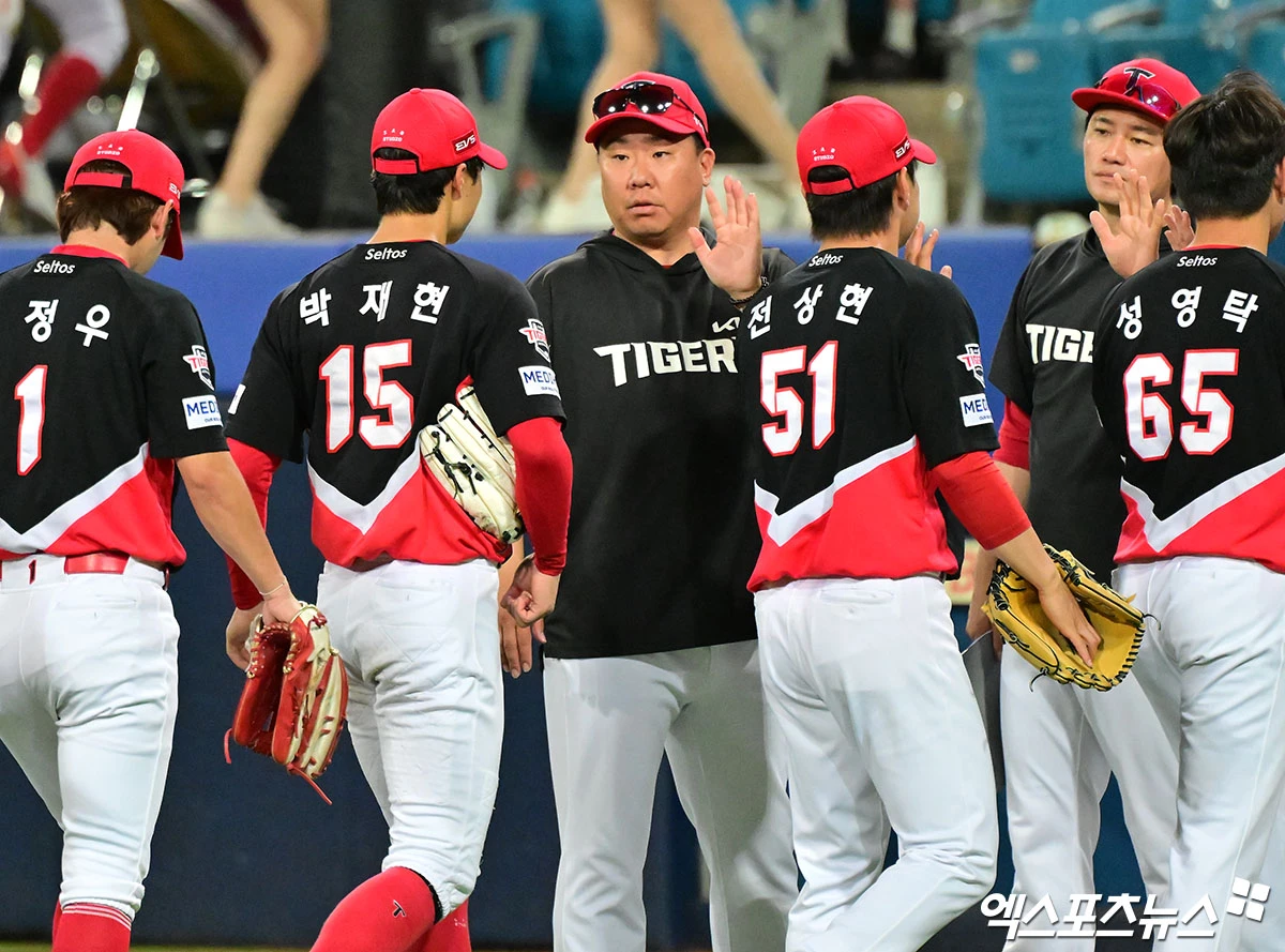 30일 오후 대구삼성라이온즈파크에서 열린 '2026 신한 SOL Bank KBO리그' KIA 타이거즈와 삼성 라이온즈의 경기, KIA가 김태군과 김도영, 카스트로의 홈런에 힘입어 삼성에 12:3으로 승리했다. 이날 경기에서 승리한 KIA 이범호 감독이 선수들과 하이파이브를 하고 있다. 대구, 김한준 기자