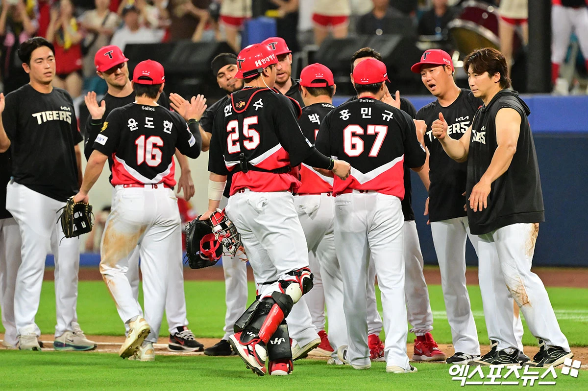 30일 오후 대구삼성라이온즈파크에서 열린 '2026 신한 SOL Bank KBO리그' KIA 타이거즈와 삼성 라이온즈의 경기, KIA가 김태군과 김도영, 카스트로의 홈런에 힘입어 삼성에 12:3으로 승리했다. 이날 경기에서 승리한 KIA 선수들이 기뻐하고 있다. 대구, 김한준 기자