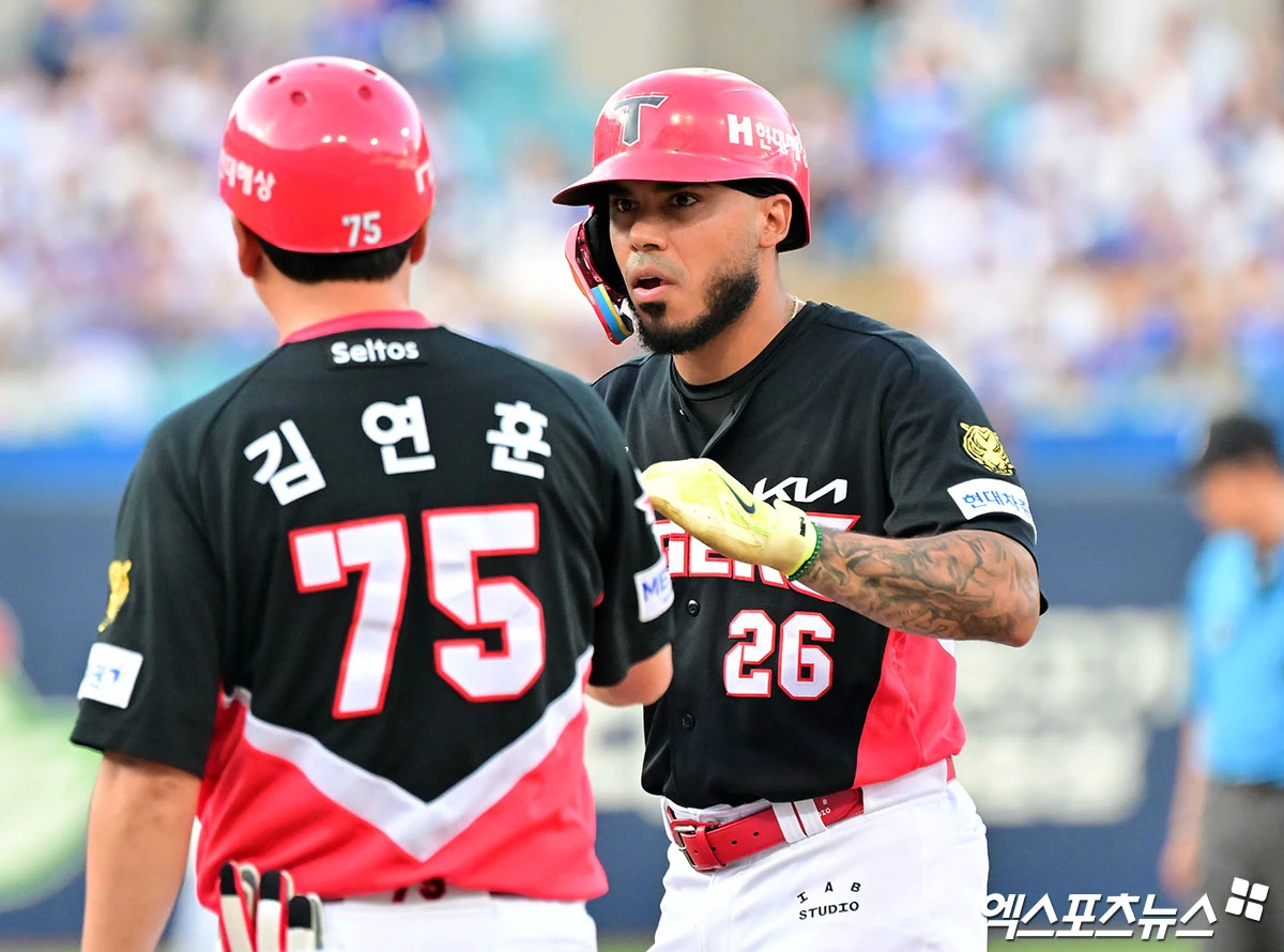 29일 오후 대구삼성라이온즈파크에서 열린 '2026 신한 SOL Bank KBO리그' KIA 타이거즈와 삼성 라이온즈의 경기, 1회초 1사 1루 KIA 카스트로가 좌전안타를 날리고 있다. 대구, 김한준 기자