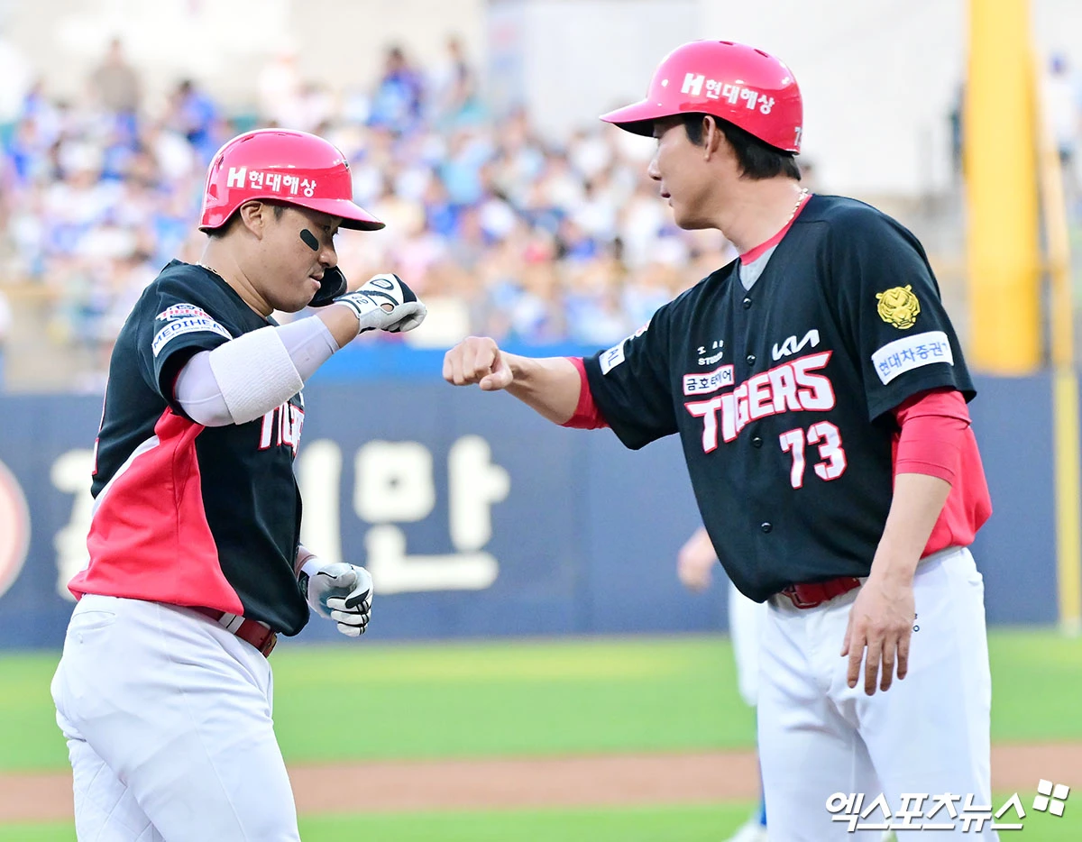 30일 오후 대구삼성라이온즈파크에서 열린 '2026 신한 SOL Bank KBO리그' KIA 타이거즈와 삼성 라이온즈의 경기, 2회초 무사 2,3루 KIA 김태군이 스리런 홈런을 날린 후 그라운드를 돌고 있다. 대구, 김한준 기자