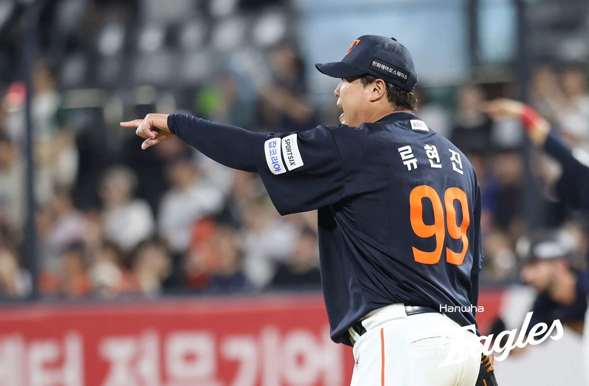 KT는 위즈는 31일 수원 KT위즈파크에서 열린 2026 신한 SOL KBO리그 한화 이글스와의 홈경기에서 5-3으로 이겼다. 4연승을 달린 KT는 시즌 전적 57승2무36패를 기록했다. KT는 특히 최근 15경기에서 13승1패1무의 압도적인 성적을 내고 있다. 지난주 팀 최다 타이인 9연승을 달성한 뒤 롯데 자이언츠에 한 번 패했으나 이후 NC 다이노스와의 주중 3연전을 싹쓸이하고 주중 첫 경기인 31일 한화전도 이겼다. 한화는 2연승이 끝나면서 46승3무47패가 됐고, 5할 승률이 다시 무너졌다. 한화 이글스