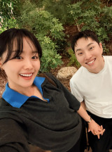 송지은, 신혼 달달하네…손 꽉 잡은 애정 가득 사진, ♥박위 나랑 결혼해줘서 고마워 [★해시태그]