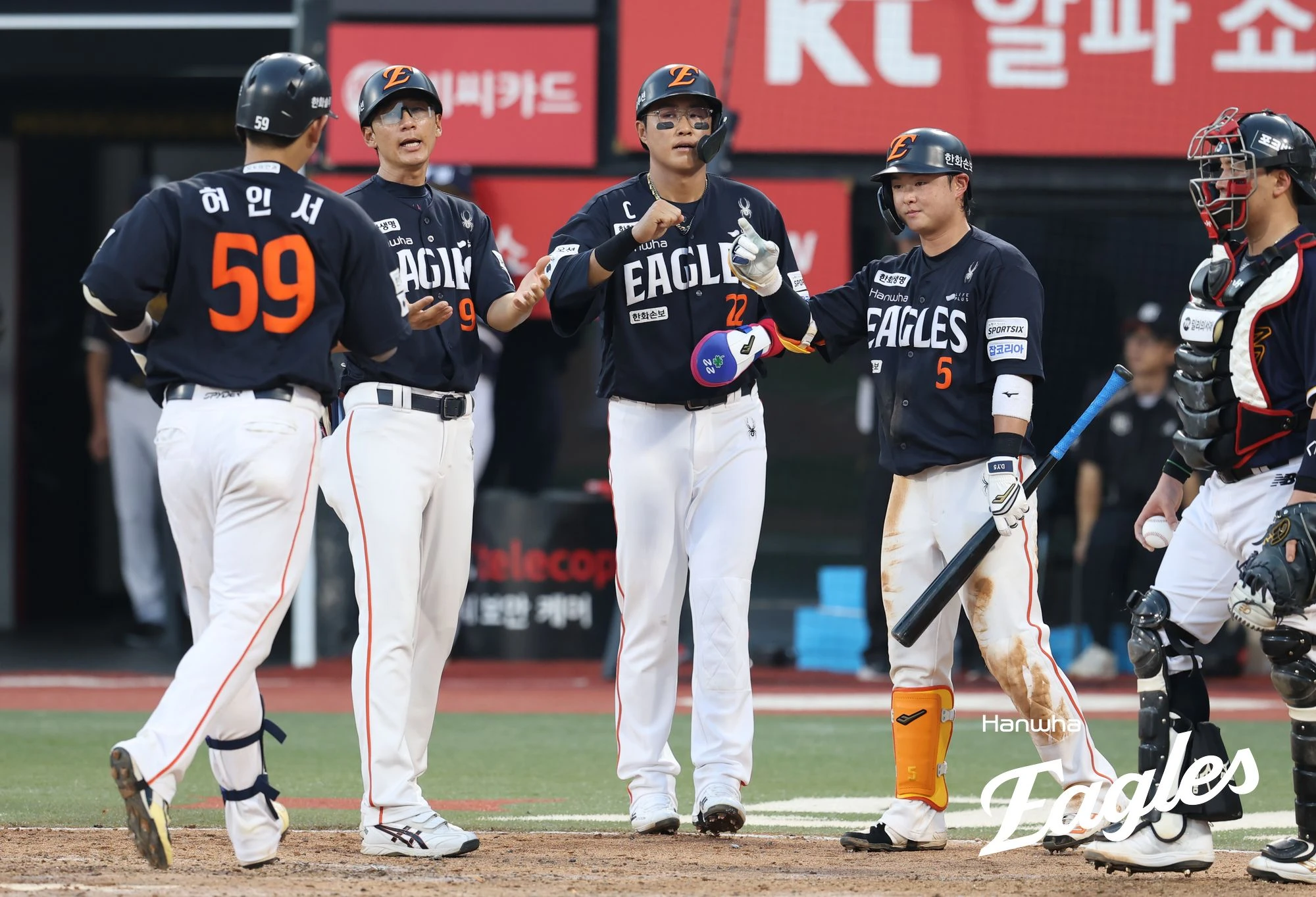 이강철 감독이 이끄는 KT 위즈가 이틀 연속 한화 이글스를 제압, 파죽의 5연승과 함께 삼성 라이온즈를 제치고 단독 선두로 올라섰다. KT는 1일 수원 KT위즈파크에서 열린 2026 신한 SOL KBO리그 한화와의 팀 간 11차전에서 7-4로 이겼다. 전날 5-3 역전승에 이어 주말 3연전 위닝 시리즈를 확보했다. KT는 이날 승리로 시즌 58승36패2무, 승률 0.617을 기록하면서 폭염 취소로 휴식을 취한 삼성 라이온즈(59승37패2무)를 승차 없이 승률에서 앞서며 2위에서 1위로 올라서게 됐다. 한화는 선발투수 브루스 짐머맨이 4이닝 8피안타 2볼넷 3탈삼진 7실점으로 무너진 여파를 극복하지 못했다. 게임 중반 추격 찬스에서도 타선이 터지지 않으면서 2연패에 빠졌다. 한화 이글스