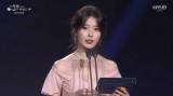 아이유, 우아한 핑크 드레스 자태…'건강 우려' 속 차분한 시상 [엑's 이슈]