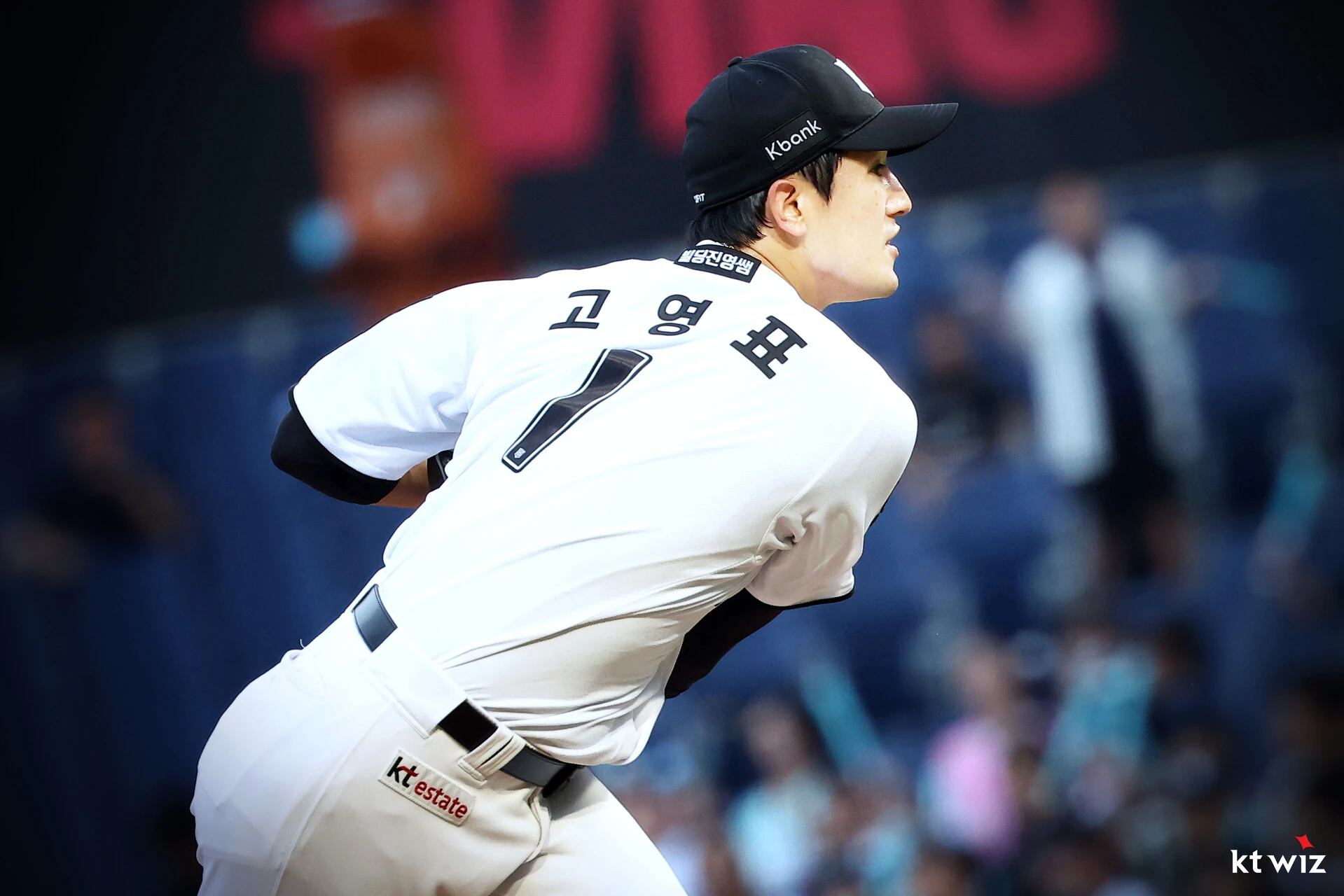 KT 위즈 에이스 고영표가 2일 수원 KT위즈파크에서 열린 2026 신한 SOL KBO리그 한회 이글스와의 팀 간 12차전에 선발등판, 7이닝 무실점 완벽투로 시즌 9승을 따냈다. 사진 KT 위즈