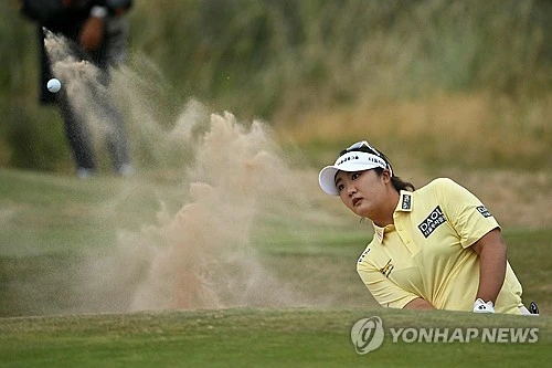 유해란의 단일 시즌 메이저 3연패 도전이 마지막 고비를 넘지 못했다. 유해란은 3일(한국시간) 영국 잉글랜드 랭커셔의 로열 리덤앤세인트앤스(파71)에서 열린 제50회 AIG 위민스 오픈(총상금 1000만달러) 최종 4라운드에서 버디 3개, 보기 4개, 더블보기 1개를 묶어 3오버파 74타를 기록했다. 최종 합계 1언더파 283타를 기록한 유해란은 공동 6위로 대회를 마감했다. 우승은 일본의 구와키 시호에게 돌아갔다. 연합뉴스