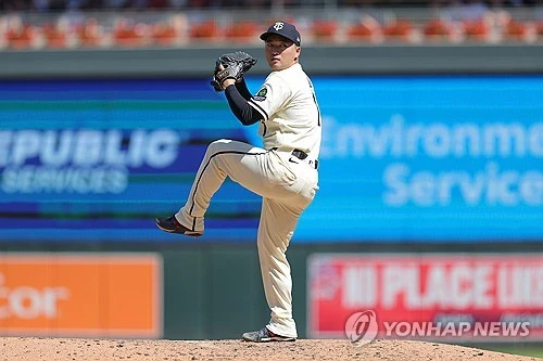 글러브에 이물질을 바른 의혹으로 경기 중 퇴장당한 고우석의 징계가 10경기에서 8경기로 줄었다. 고우석의 에이전시인 리코스포츠에이전시는 이의 신청을 거쳐 고우석의 미국프로야구 메이저리그(MLB) 사무국 출전 징계가 2경기 감경됐다고 3일 알렸다. 이에 따라 미네소타 트윈스 구단 산하 마이너리그 트리플A 세인트폴 세인츠 소속인 고우석은 한국시간 5일부터 경기에 출전할 수 있다. 그의 소속사인 리코스포츠에이전시는 'MLB가 글러브 이물질 사용 단속을 강화한 이후 퇴장·징계를 받은 투수 중 항소로 징계가 줄어든 경우는 이번이 처음'이라고 의미를 뒀다. 연합뉴스