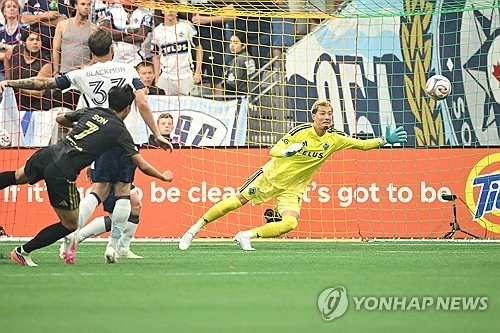 손흥민은 지난 2일(한국시간) 캐나다 밴쿠버에서 열린 2026 MLS 밴쿠버 화이트캡스와의 원정 경기에서 전반 37분 환상적인 오른발 터닝슛을 골문 안으로 집어넣으면서 환호했다. LAFC는 후반 중반 독일 레전드 미드필더인 토마스 뮐러에 페널티킥 동점포를 내줘 1-1로 비겼지만, 상대가 MLS 서부콘퍼런스 선두인 점을 고려하면 적지에서의 1-1 무승부로 나쁘지 않았다. 손흥민의 원샷원킬 능력이 LAFC에 값진 승점 1점 획득으로 이어졌다. 손흥민은 밴쿠버전을 통해 월드컵 휴식기 뒤 열린 LAFC 네 차례 경기에서 모두 선발 출격해 전부 골 맛을 보는 기염을 토했다. 연합뉴스