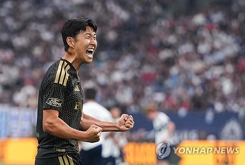 손흥민은 지난 2일(한국시간) 캐나다 밴쿠버에서 열린 2026 MLS 밴쿠버 화이트캡스와의 원정 경기에서 전반 37분 환상적인 오른발 터닝슛을 골문 안으로 집어넣으면서 환호했다. LAFC는 후반 중반 독일 레전드 미드필더인 토마스 뮐러에 페널티킥 동점포를 내줘 1-1로 비겼지만, 상대가 MLS 서부콘퍼런스 선두인 점을 고려하면 적지에서의 1-1 무승부로 나쁘지 않았다. 손흥민의 원샷원킬 능력이 LAFC에 값진 승점 1점 획득으로 이어졌다. 손흥민은 밴쿠버전을 통해 월드컵 휴식기 뒤 열린 LAFC 네 차례 경기에서 모두 선발 출격해 전부 골 맛을 보는 기염을 토했다. 연합뉴스