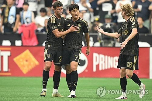 손흥민은 지난 2일(한국시간) 캐나다 밴쿠버에서 열린 2026 MLS 밴쿠버 화이트캡스와의 원정 경기에서 전반 37분 환상적인 오른발 터닝슛을 골문 안으로 집어넣으면서 환호했다. LAFC는 후반 중반 독일 레전드 미드필더인 토마스 뮐러에 페널티킥 동점포를 내줘 1-1로 비겼지만, 상대가 MLS 서부콘퍼런스 선두인 점을 고려하면 적지에서의 1-1 무승부로 나쁘지 않았다. 손흥민의 원샷원킬 능력이 LAFC에 값진 승점 1점 획득으로 이어졌다. 손흥민은 밴쿠버전을 통해 월드컵 휴식기 뒤 열린 LAFC 네 차례 경기에서 모두 선발 출격해 전부 골 맛을 보는 기염을 토했다. 연합뉴스