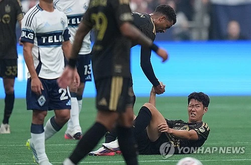 손흥민은 지난 2일(한국시간) 캐나다 밴쿠버에서 열린 2026 MLS 밴쿠버 화이트캡스와의 원정 경기에서 전반 37분 환상적인 오른발 터닝슛을 골문 안으로 집어넣으면서 환호했다. LAFC는 후반 중반 독일 레전드 미드필더인 토마스 뮐러에 페널티킥 동점포를 내줘 1-1로 비겼지만, 상대가 MLS 서부콘퍼런스 선두인 점을 고려하면 적지에서의 1-1 무승부로 나쁘지 않았다. 손흥민의 원샷원킬 능력이 LAFC에 값진 승점 1점 획득으로 이어졌다. 손흥민은 밴쿠버전을 통해 월드컵 휴식기 뒤 열린 LAFC 네 차례 경기에서 모두 선발 출격해 전부 골 맛을 보는 기염을 토했다. 연합뉴스