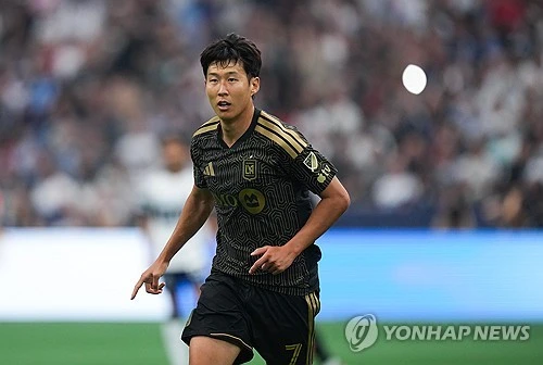 손흥민은 지난 2일(한국시간) 캐나다 밴쿠버에서 열린 2026 MLS 밴쿠버 화이트캡스와의 원정 경기에서 전반 37분 환상적인 오른발 터닝슛을 골문 안으로 집어넣으면서 환호했다. LAFC는 후반 중반 독일 레전드 미드필더인 토마스 뮐러에 페널티킥 동점포를 내줘 1-1로 비겼지만, 상대가 MLS 서부콘퍼런스 선두인 점을 고려하면 적지에서의 1-1 무승부로 나쁘지 않았다. 손흥민의 원샷원킬 능력이 LAFC에 값진 승점 1점 획득으로 이어졌다. 손흥민은 밴쿠버전을 통해 월드컵 휴식기 뒤 열린 LAFC 네 차례 경기에서 모두 선발 출격해 전부 골 맛을 보는 기염을 토했다. 연합뉴스