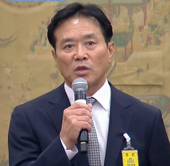 국회 청문회에서 돌발 발언으로 논란을 일으켰던 문진희 대한축구협회 심판위원장이 사임했다. 대한축구협회는 문 위원장이 일신상의 사유로 사임서 제출했다고 3일 발표했다. 정관상 임원의 경우 사임서 제출과 함께 효력이 발생한다. 향후 심판위원회는 새 집행부 출범시까지 부위원장 대행 체제로 운영할 예정이다. 사유를 '일신상의 이유'라고 적긴 했으나 축구계에선 지난달 30일 열렸던 청문회 참석 뒤 발언과 행동 등의 여파가 있었던 것으로 보고 있다. 청문회 동영상 캡처