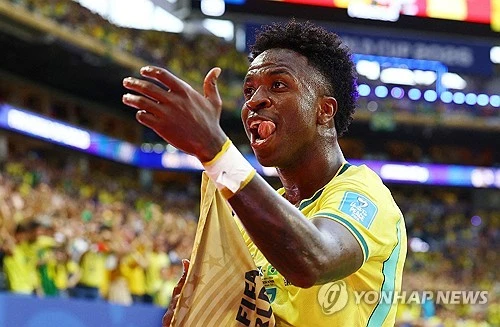 레알 마드리드가 비니시우스 주니오르 잡기에 나섰다. 최근까지 재계약 협상이 교착 상태에 빠진 와중에 아스널이 비니시우스 영입을 추진하고 있다는 소식이 전해지자 레알이 먼저 비니시우스에게 거액의 연봉을 제안한 것이다. 레알이 비니시우스에게 제안한 연봉은 2200만 유로(약 361억원)로 알려졌다. 사진 연합뉴스