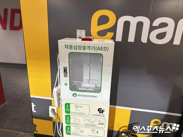 SSG 랜더스 구단에 따르면, 4일 인천SSG랜더스필드에서 열린 SSG와 LG 트윈스의 2026 KBO리그 경기 중 총 25명의 관중이 온열질환이 의심되는 증상을 호소해 치료받았다. 이 중 2명은 의식 저하 등 중증 증세를 보여 구급차로 병원에 이송됐다. 이날 KBO는 폭염 중대경보가 발효된 서울 잠실 NC-두산전, 광주 KT-KIA전을 취소했으나 폭염 경보가 발효된 인천 경기는 정상적으로 개최했다. KBO는 폭염경보 이상이 발효될 경우, 홈 구단의 의견을 반영해 최대 1시간까지 경기를 늦게 시작하도록 했다.