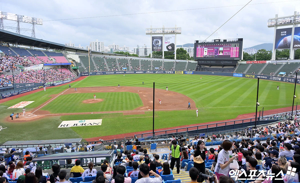 SSG 랜더스 구단에 따르면, 4일 인천SSG랜더스필드에서 열린 SSG와 LG 트윈스의 2026 KBO리그 경기 중 총 25명의 관중이 온열질환이 의심되는 증상을 호소해 치료받았다. 이 중 2명은 의식 저하 등 중증 증세를 보여 구급차로 병원에 이송됐다. 이날 KBO는 폭염 중대경보가 발효된 서울 잠실 NC-두산전, 광주 KT-KIA전을 취소했으나 폭염 경보가 발효된 인천 경기는 정상적으로 개최했다. KBO는 폭염경보 이상이 발효될 경우, 홈 구단의 의견을 반영해 최대 1시간까지 경기를 늦게 시작하도록 했다.