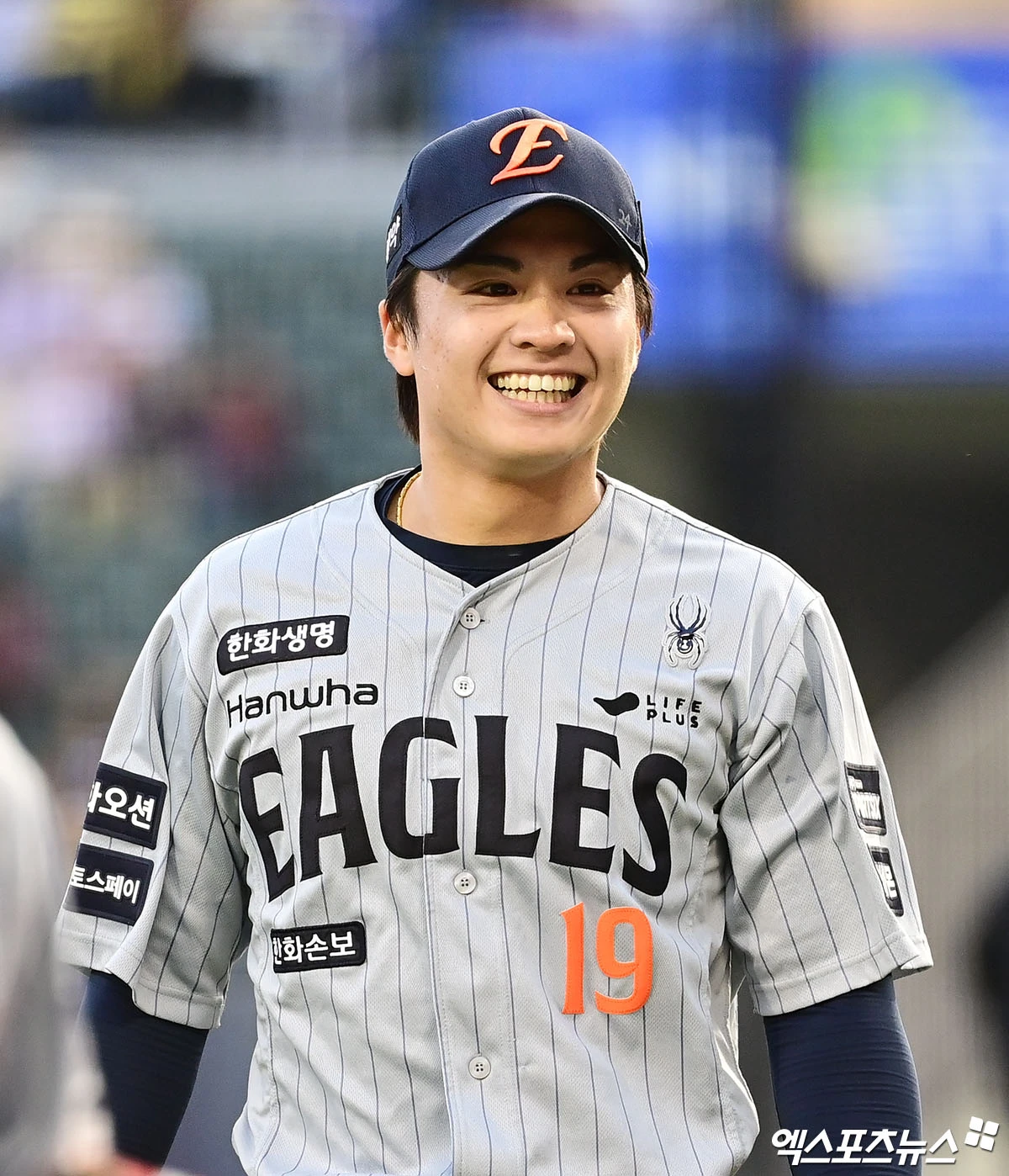 한화 이글스 대만 좌완 왕옌청이 4일 대구 삼성 라이온즈파크에서 열린 2026 신한 SOL KBO리그 삼성 라이온즈와의 팀 간 10차전에 선발등판, 6이닝 무실점 호투로 팀 승리를 이끌었다. 한화는 왕옌청의 호투에 힘입어 4-1 승리를 챙겼다. 왕옌청은 올해 도입된 아시아쿼터제로 온 선수 중 사상 처음으로 시즌 10승을 손에 넣었다. 엑스포츠뉴스DB