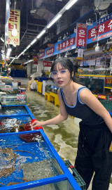 홍진영, 수산시장서도 숨길 수 없는 몸매…민소매로 뽐낸 탄탄 실루엣 [★해시태그] 