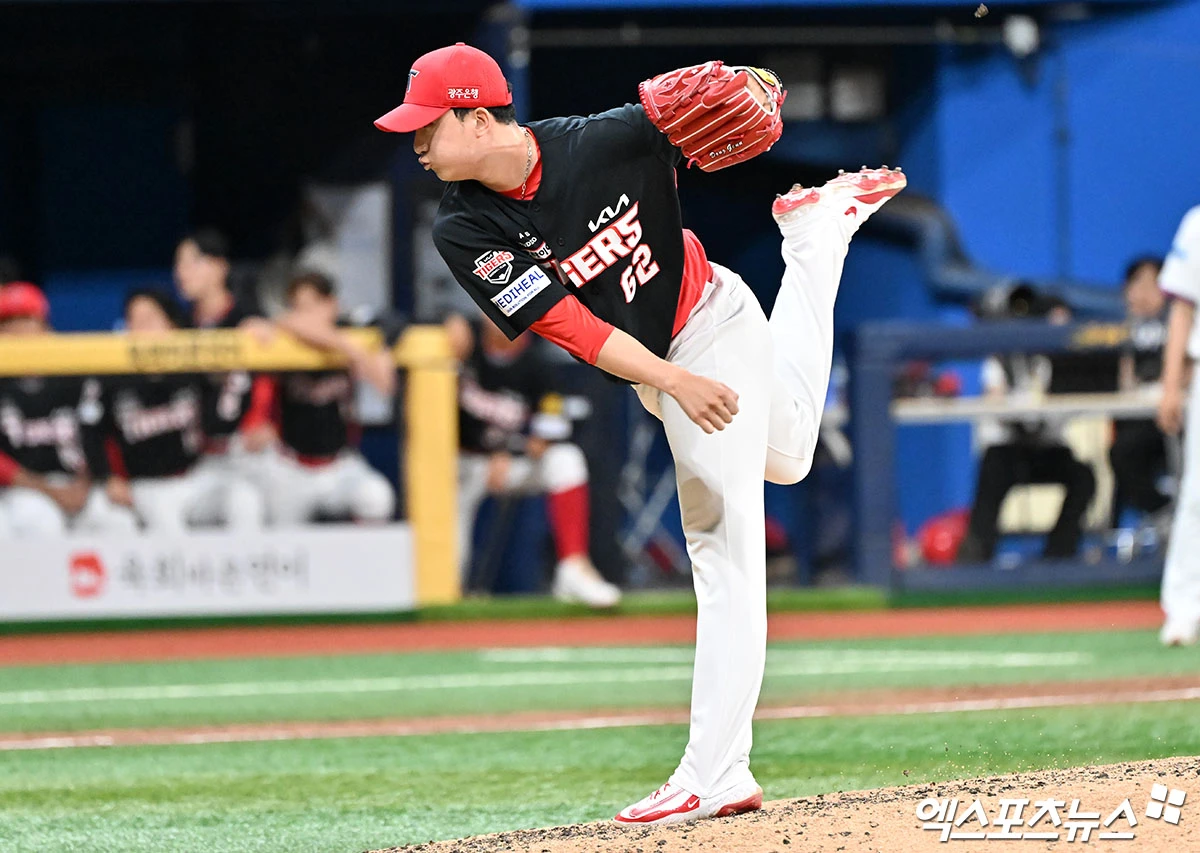 23일 오후 서울 구로구 고척스카이돔에서 열린 '2026 신한 SOL Bank KBO리그' KIA 타이거즈와 키움 히어로즈의 경기, 8회말 KIA 정해영이 공을 힘차게 던지고 있다. 엑스포츠뉴스 DB