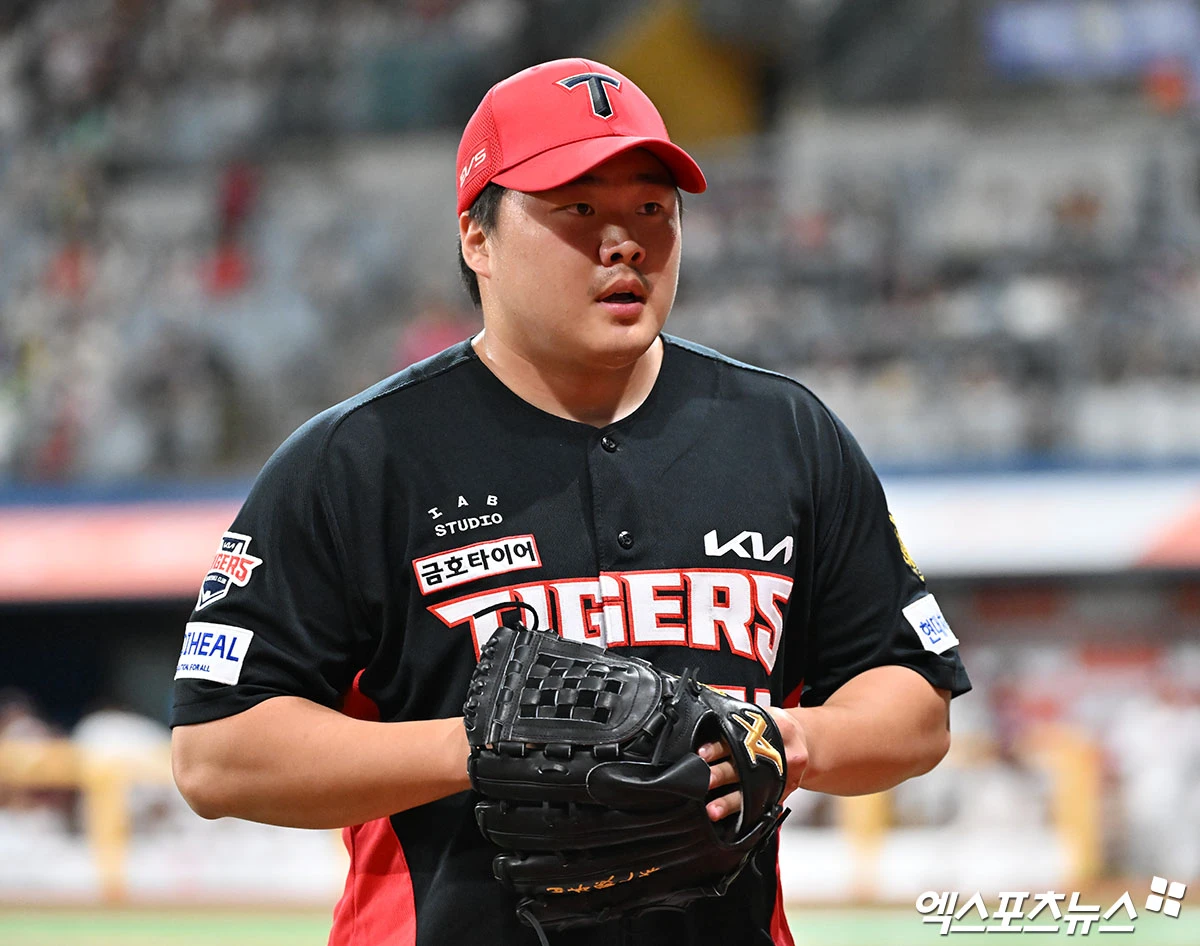 24일 오후 서울 구로구 고척스카이돔에서 열린 '2026 신한 SOL Bank KBO리그' KIA 타이거즈와 키움 히어로즈의 경기, 7회말 수비를 마친 KIA 한재승이 더그아웃으로 향하고 있다. 엑스포츠뉴스 DB