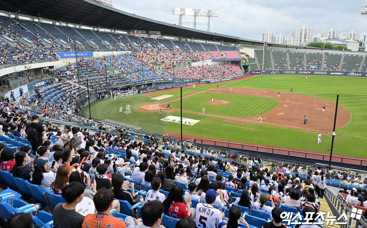 10일 오후 서울 송파구 잠실야구장에서 열린 '2026 신한 SOL KBO 퓨처스 올스타전' 북부리그와 남부리그의 경기, 야구장을 찾은 관중들이 열띤 응원을 선보이고 있다. 엑스포츠뉴스 DB