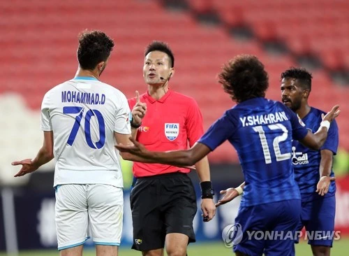 2019년 알힐랄과 에스테그랄의 AFC 챔피언스리그 경기 주심을 맡은 류지 사토 심판, 해당 경기는 대상 경기가 아니다.