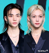 ‘비주얼 투톱’ 스키즈 현진·필릭스, 플래시를 부른 잘생쁨