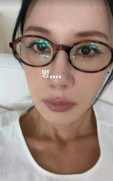 '56세' 엄정화, 초근접 셀카에도 굴욕 없다…모공 하나 없는 동안 미모 [★해시태그]
