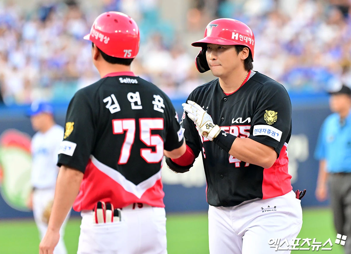 29일 오후 대구삼성라이온즈파크에서 열린 '2026 신한 SOL Bank KBO리그' KIA 타이거즈와 삼성 라이온즈의 경기, 1회초 1사 1,2루 KIA 나성범이 좌전안타를 날리고 있다. 엑스포츠뉴스 DB