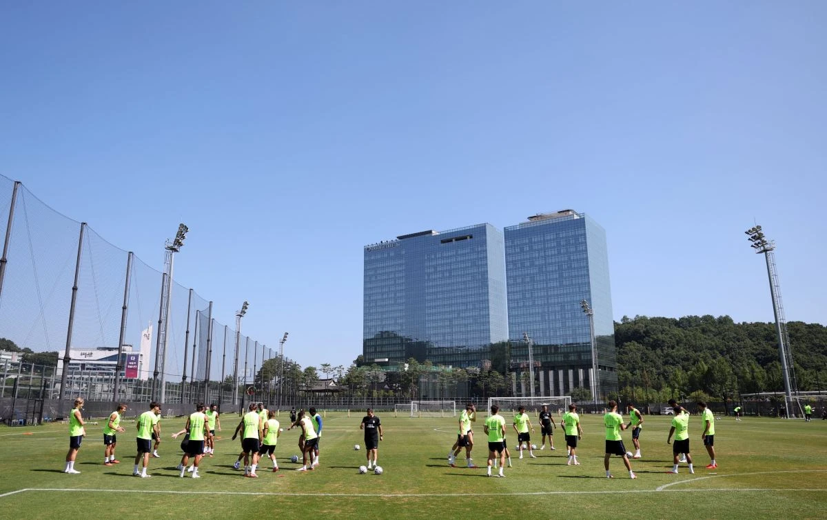 스페인 유력지 '마르카'가 7일(한국시간) 디에고 시메오네 아틀레티코 마드리드 감독이 구단 첫 훈련에 합류한 이강인을 앙투안 그리즈만으로 개조하기 시작했다고 보도했다.   이날 이강인이 처음 선수단과 함께 한 훈련은 성남FC 클럽하우스에서 진행된 것으로 알려졌다. 아틀레티코 마드리드