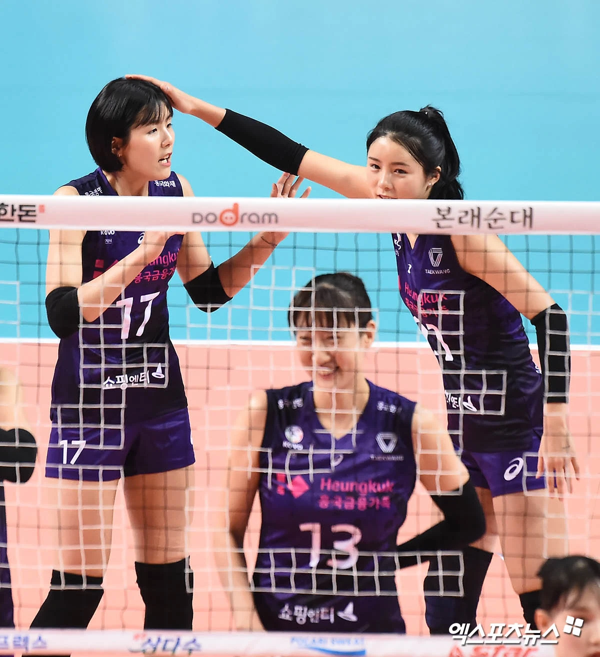 한국 여자배구 대표팀에서 활약했던 이재영, 이다영 자매가 아제르바이잔 슈퍼리그 투란VC에서 한솥밥을 먹는다. 투란VC는 지난 4일 구단 공식 사회관계망서비스(SNS)를 통해 이재영의 계약 소식을 발표한 데 이어 7일 이다영을 영입했다고 알렸다. 두 선수가 한 팀에서 뛰게 된 건 2021년 그리스 여자 프로배구 A1리그의 PAOK 테살로니키 시절 이후 약 5년 만이다. 둘은 2021년 2월 나란히 학교폭력 논란이 불거지면서 한국에서 뛸 수 없다. 흥국생명은 당시 둘에게 남은 시즌 무기한 출전 정지 징계를 내렸다. 대한배구협회도 두 선수의 국가대표 자격을 박탈했다. 엑스포츠뉴스DB