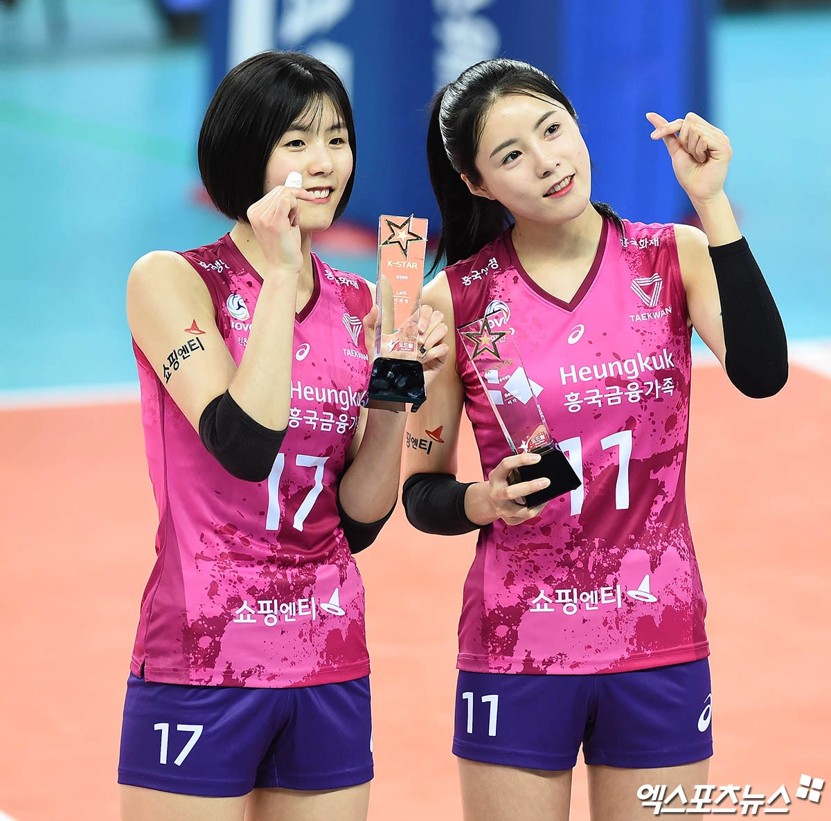 한국 여자배구 대표팀에서 활약했던 이재영, 이다영 자매가 아제르바이잔 슈퍼리그 투란VC에서 한솥밥을 먹는다. 투란VC는 지난 4일 구단 공식 사회관계망서비스(SNS)를 통해 이재영의 계약 소식을 발표한 데 이어 7일 이다영을 영입했다고 알렸다. 두 선수가 한 팀에서 뛰게 된 건 2021년 그리스 여자 프로배구 A1리그의 PAOK 테살로니키 시절 이후 약 5년 만이다. 둘은 2021년 2월 나란히 학교폭력 논란이 불거지면서 한국에서 뛸 수 없다. 흥국생명은 당시 둘에게 남은 시즌 무기한 출전 정지 징계를 내렸다. 대한배구협회도 두 선수의 국가대표 자격을 박탈했다. 엑스포츠뉴스DB